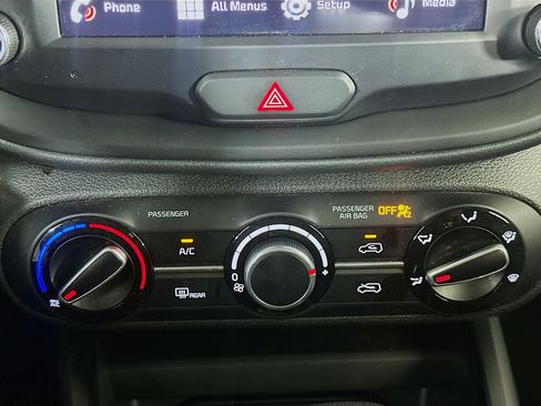 Used 2025 Kia Soul LX w/ LX Technology Package FWD image 24