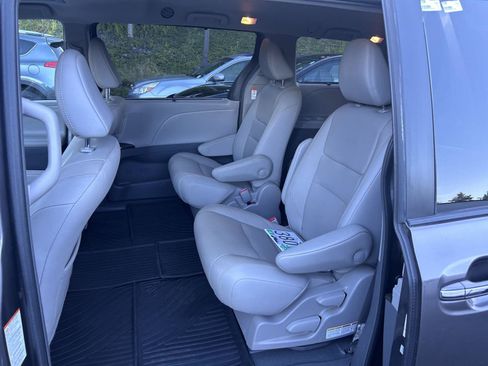 Used 2019 Toyota Sienna XLE w/ XLE Navigation Package AWD/4WD image 7