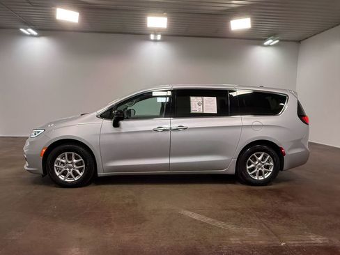 Used 2024 Chrysler Pacifica Touring-L image 27