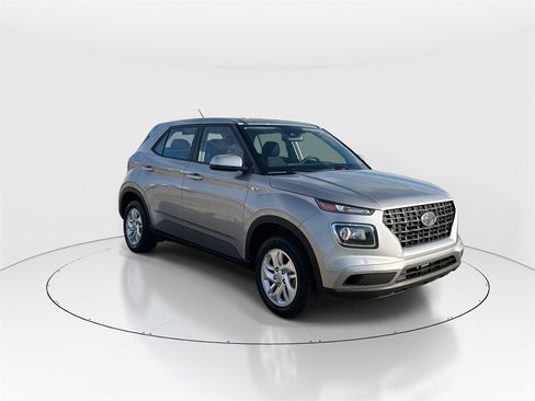 Used 2024 Hyundai Venue SE image 2