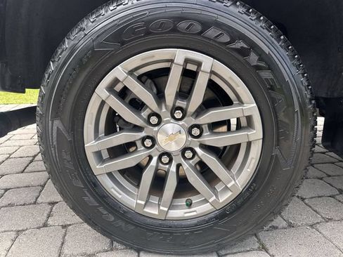 Used 2024 Chevrolet Colorado LT w/ LT Convenience Package RWD image 11