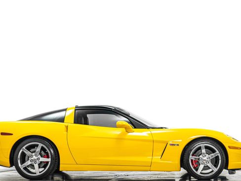 Used 2005 Chevrolet Corvette Coupe w/ Preferred Equipment Group RWD image 2