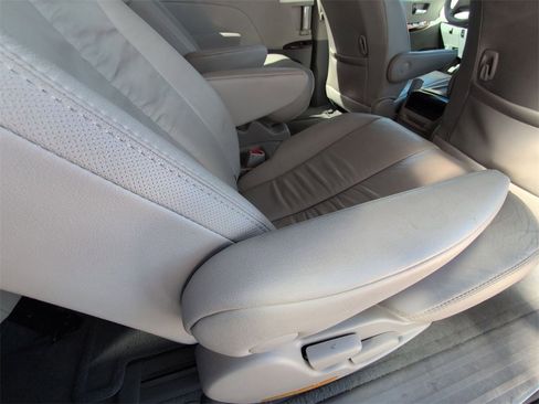 Used 2012 Toyota Sienna XLE image 18