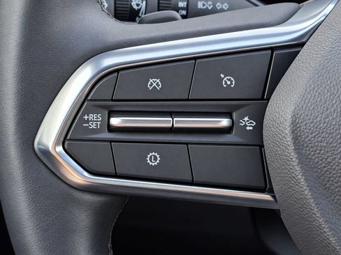 Used 2026 Chevrolet Equinox LT FWD image 24