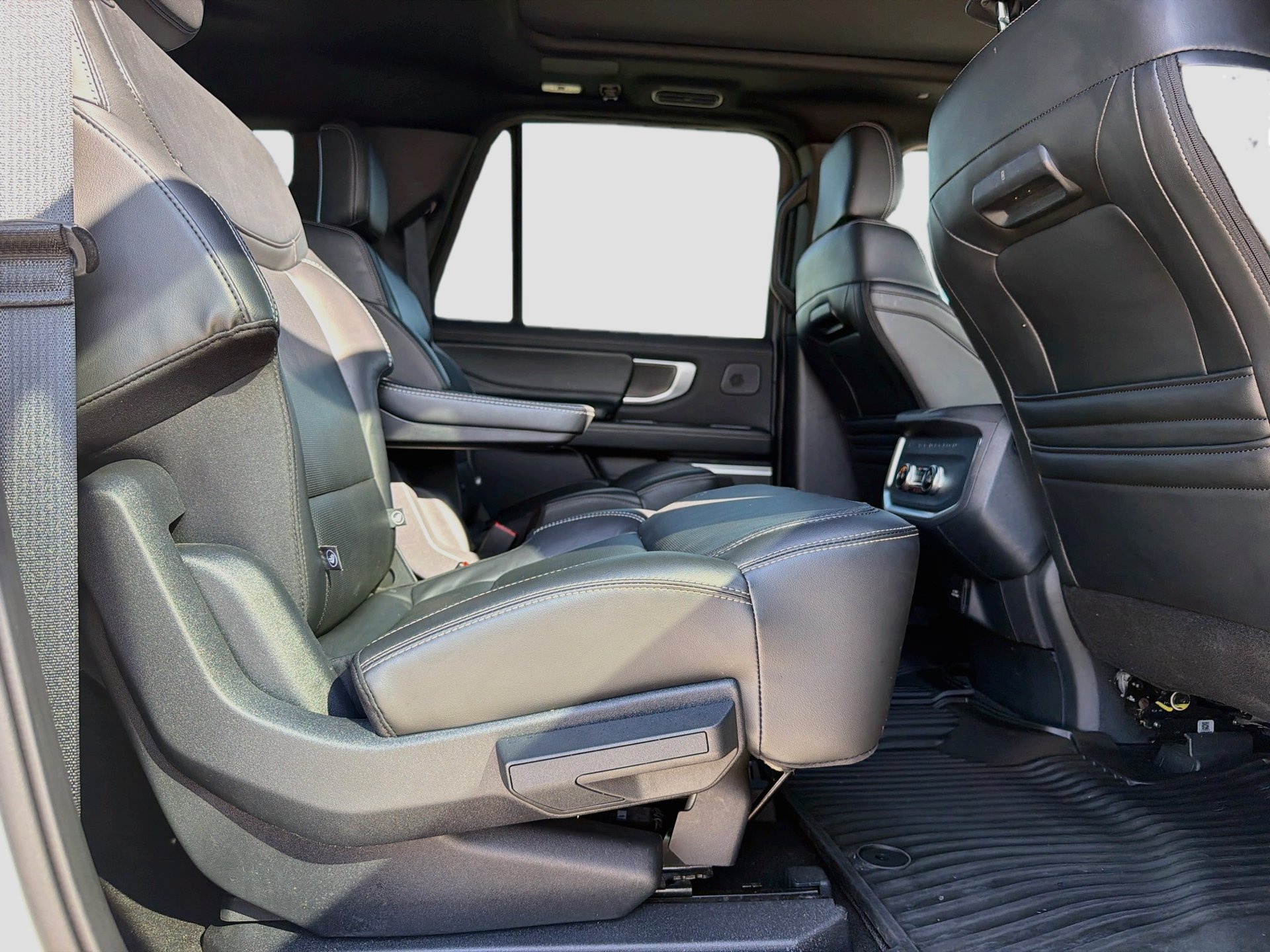 Used 2025 Ford Expedition Max Platinum w/ Stealth Performance Package AWD/4WD image 31