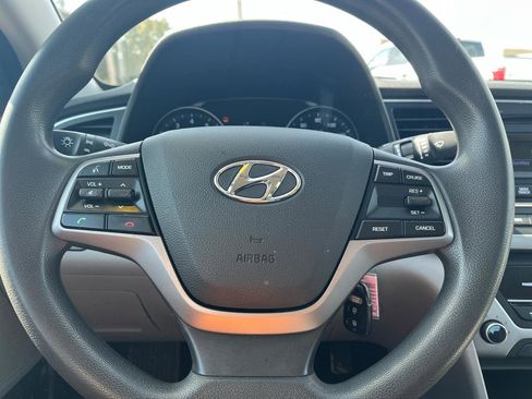 Used 2018 Hyundai Elantra SE image 9