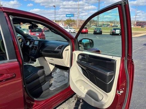 Used 2019 Dodge Grand Caravan SXT FWD image 24