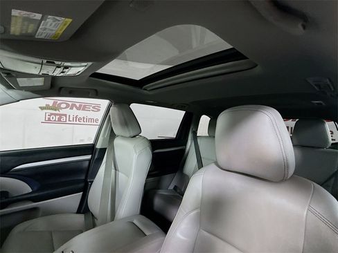 Certified 2019 Toyota Highlander XLE image 12