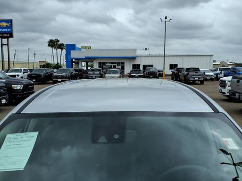 Used 2023 Chrysler Voyager LX FWD image 11