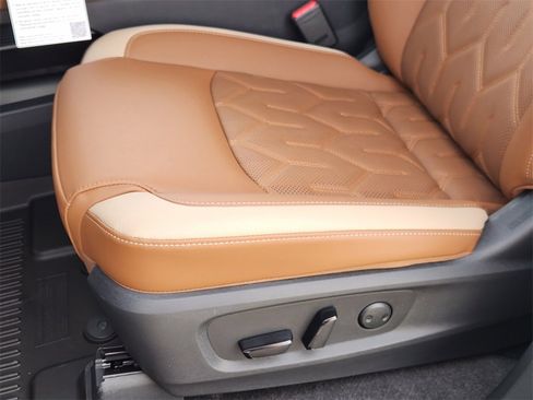 New 2026 Nissan Pathfinder Platinum image 17