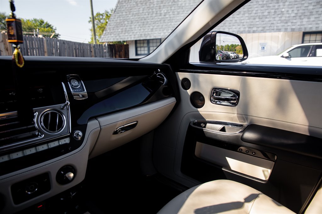 Used 2014 Rolls-Royce Ghost RWD image 28