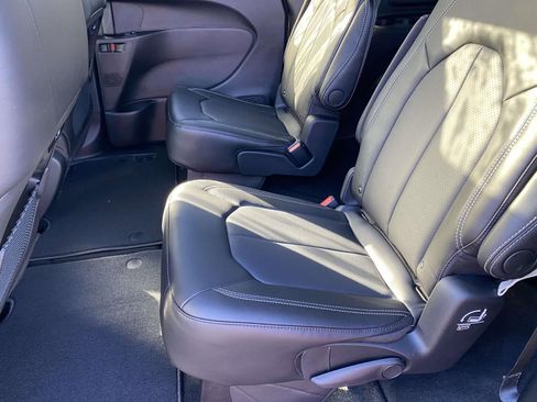 New 2026 Chrysler Pacifica Select image 11