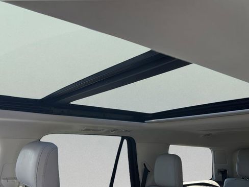 Certified 2025 Ford Expedition Platinum image 3