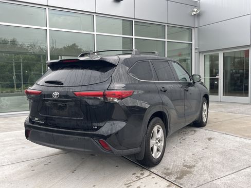 Used 2023 Toyota Highlander LE FWD image 3