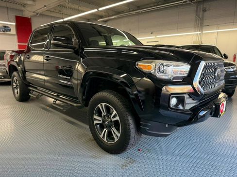 Used 2018 Toyota Tacoma TRD Sport image 6