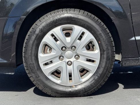 Used 2018 Dodge Grand Caravan SE w/ UConnect Hands-Free Group image 15