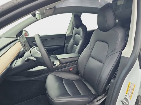 Used 2021 Tesla Model Y Long Range image 18