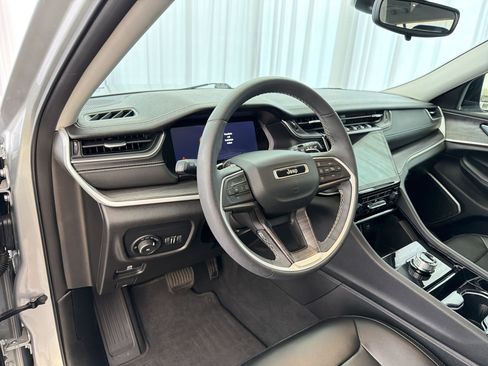 Used 2023 Jeep Grand Cherokee L Limited w/ Black Appearance Package image 4