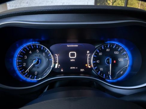 Used 2021 Chrysler Pacifica Touring-L w/ Uconnect Theater Family Group FWD image 14