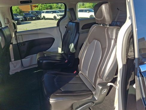 Used 2023 Chrysler Pacifica Touring-L FWD image 20