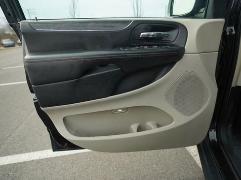 Used 2013 Chrysler Town & Country Touring-L w/ Driver Convenience Group image 14