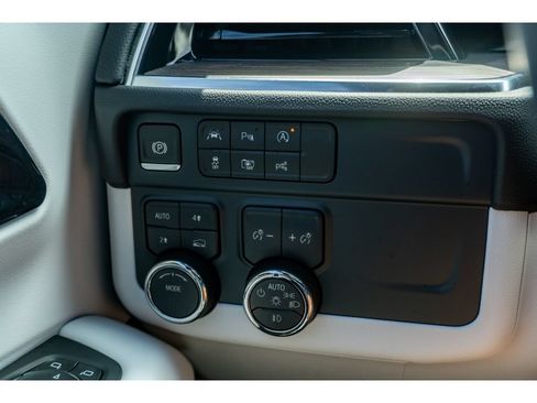 Used 2025 Chevrolet Tahoe Premier AWD/4WD image 30
