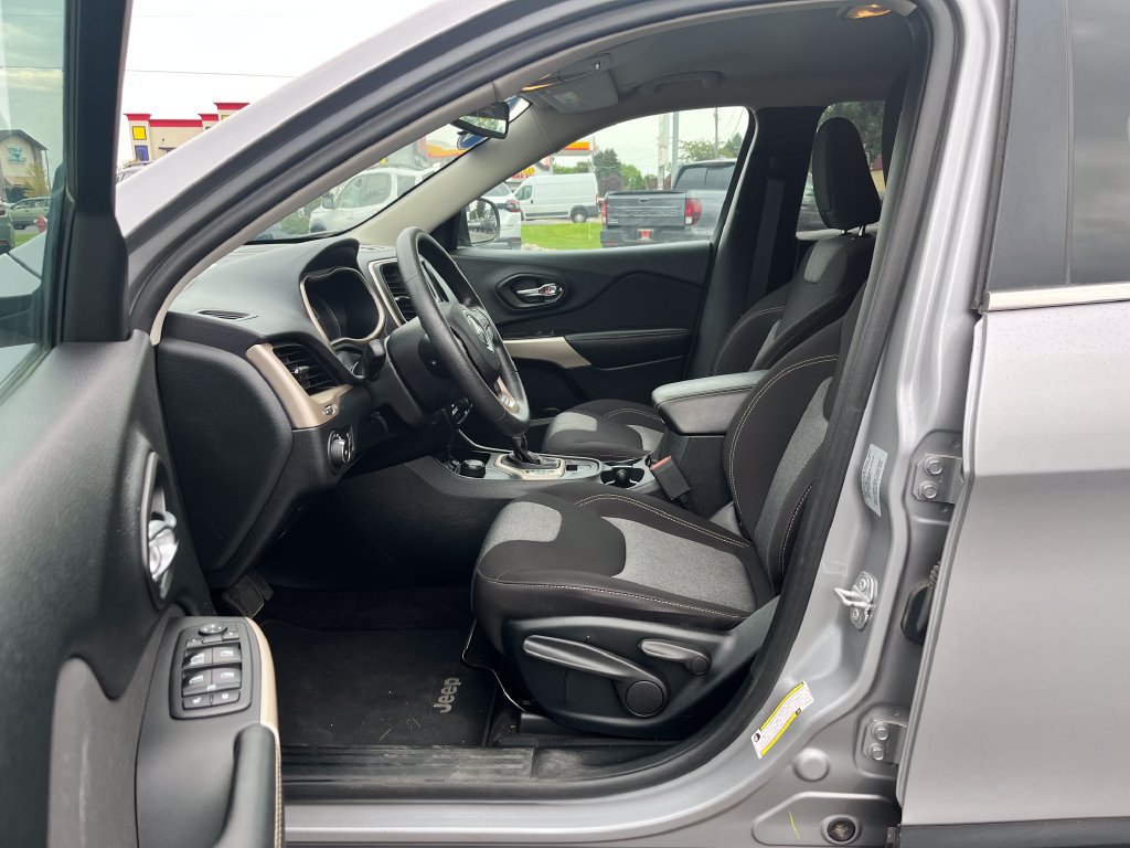 Used 2018 Jeep Cherokee Latitude w/ Safety Group AWD/4WD image 8