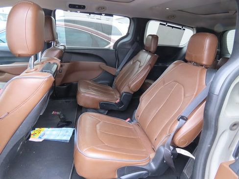 Used 2017 Chrysler Pacifica Limited w/ UConnect Theater Package FWD image 10