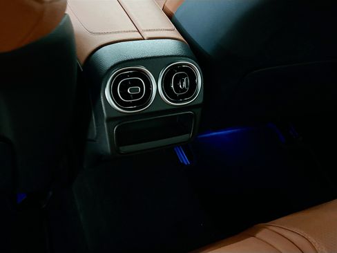 Used 2025 Mercedes-Benz C 300 4MATIC Sedan image 28