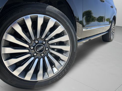 Used 2020 Lincoln Navigator Reserve w/ Luxury Package RWD image 38