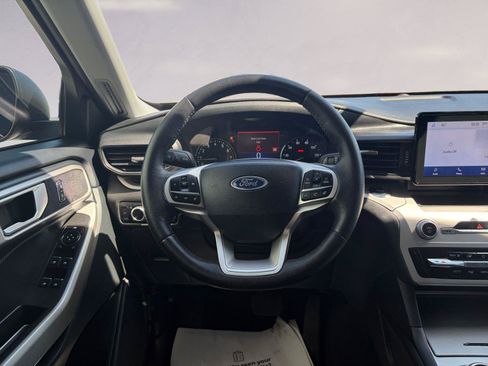 Used 2024 Ford Explorer XLT RWD image 12