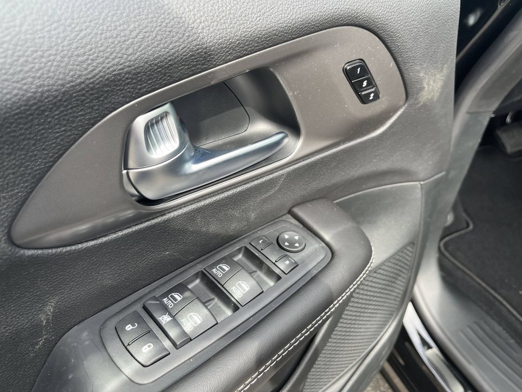 New 2026 Chrysler Pacifica Select FWD image 17