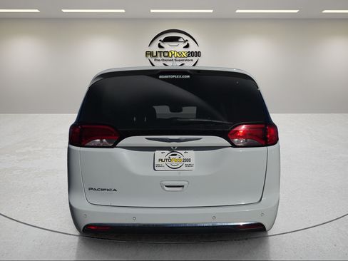 Used 2020 Chrysler Pacifica Touring-L Plus FWD image 6
