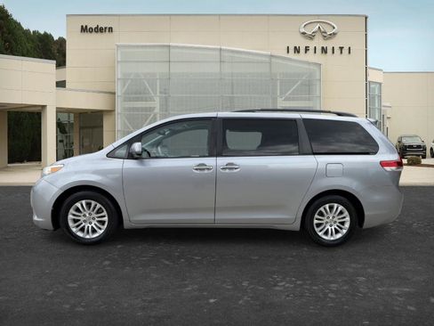 Used 2013 Toyota Sienna XLE w/ Entertainment Pkg FWD image 7