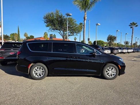New 2026 Chrysler Pacifica Select image 3