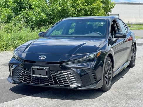 Used 2026 Toyota Camry SE FWD image 2