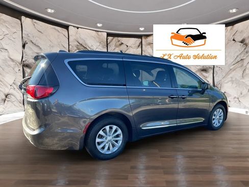 Used 2017 Chrysler Pacifica Touring-L FWD image 6