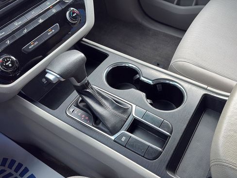 Used 2020 Kia Sedona LX image 23