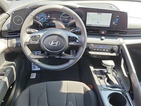 New 2025 Hyundai Elantra SEL image 4