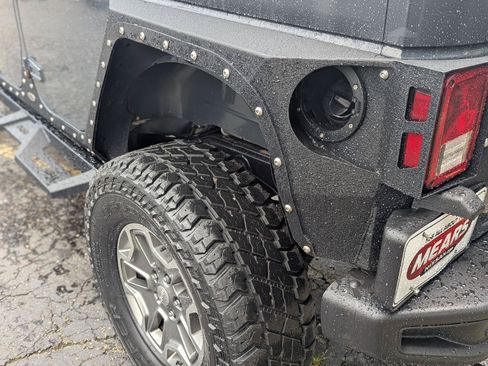 Used 2017 Jeep Wrangler Unlimited Rubicon w/ Connectivity Group AWD/4WD image 36