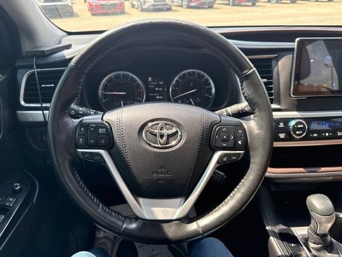 Used 2017 Toyota Highlander Limited AWD/4WD image 16
