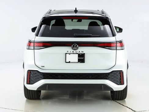New 2026 Volkswagen Tiguan SE R-Line FWD image 8
