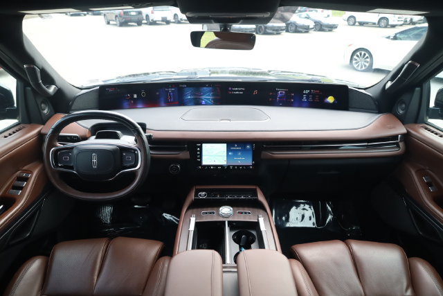 Used 2025 Lincoln Navigator Reserve AWD/4WD image 11