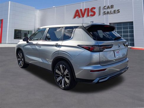 Used 2025 Mitsubishi Outlander SE image 3