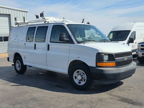 Used 2017 Chevrolet Express 2500 RWD image 2