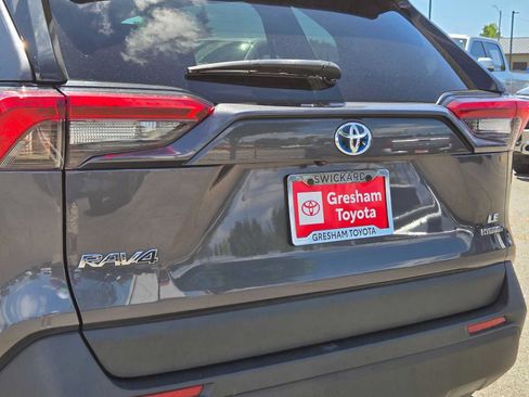 Used 2022 Toyota RAV4 LE AWD/4WD image 16