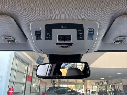 Used 2025 Toyota Sienna XLE FWD image 18