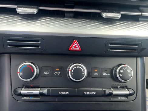 Used 2024 Kia Carnival LX FWD image 20