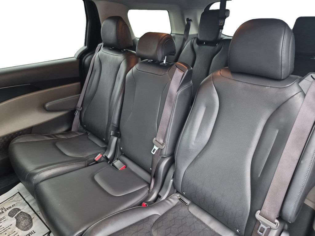 Used 2025 Kia Carnival FWD image 40