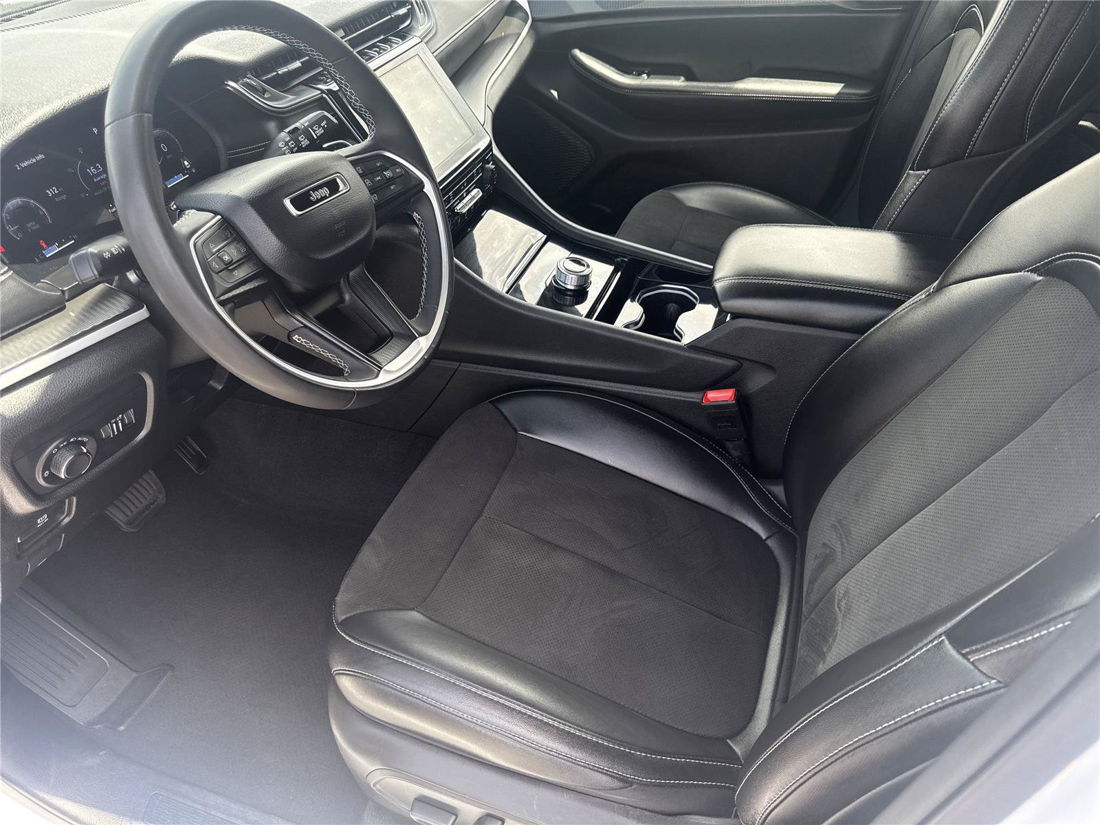 Used 2023 Jeep Grand Cherokee Altitude AWD/4WD image 10